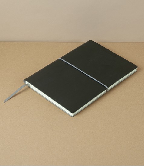 Italian Weekly Planner with Elastic, 2025, Black