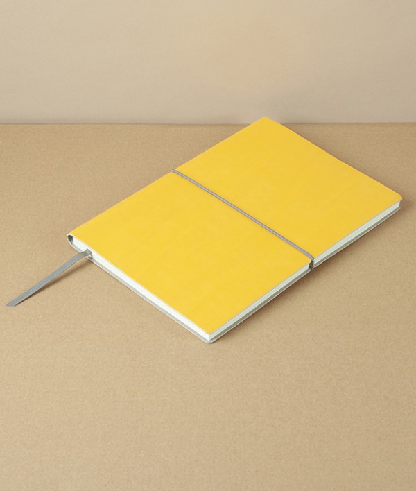 Italian Weekly Planner with Elastic, 2025, Yellow