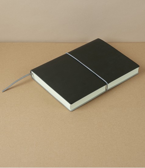 Italian Daily Diary with Elastic, 2025, A5, Black