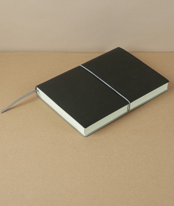 Italian Daily Diary with Elastic, 2025, A5, Black