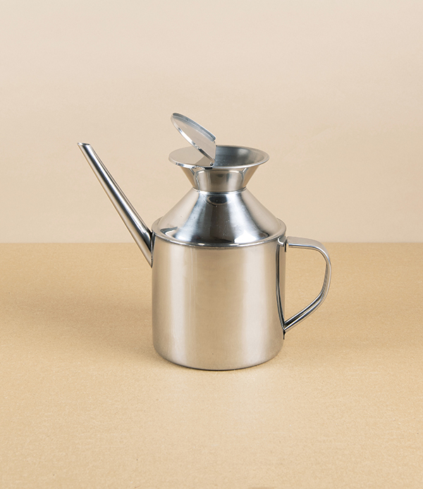 Classic Spanish Stainless Steel Oil Pourer with Lid, 0.7l