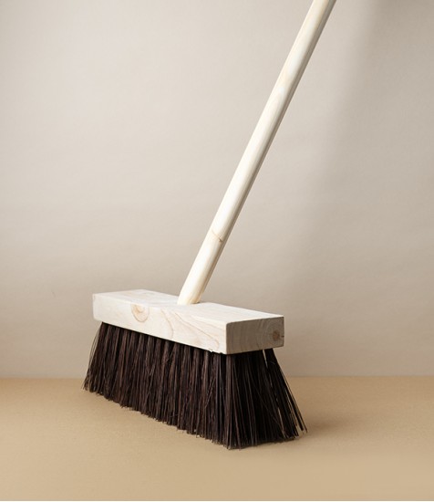 English Beech & Palmyra Fibre Yard Broom