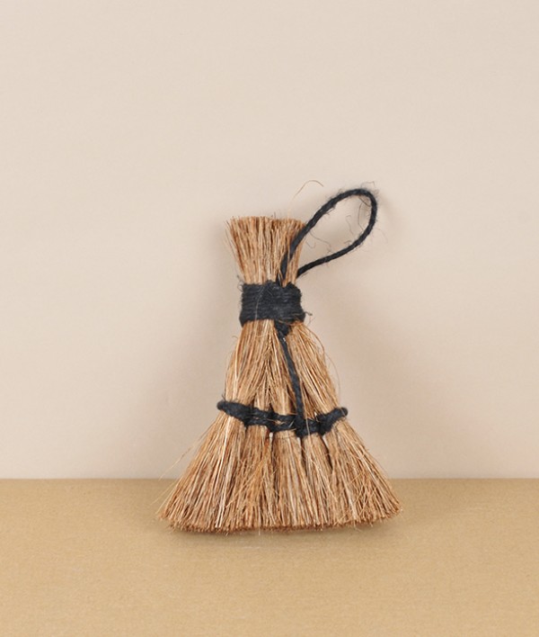 Finnish coconut fibre & linen twine crumb brush