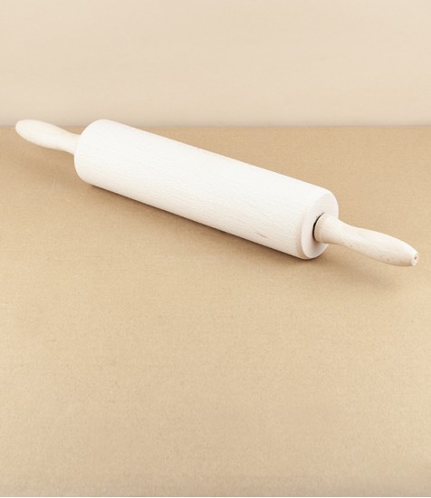 Beech wood rolling pin with metal axle