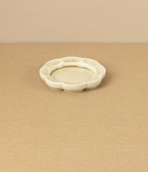 Seto Porcelain Hibi Incense Tray, Yellow Flower