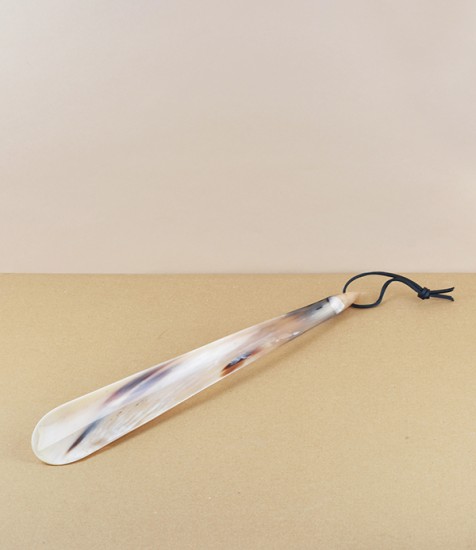 Ox-horn shoe or boot horn, long