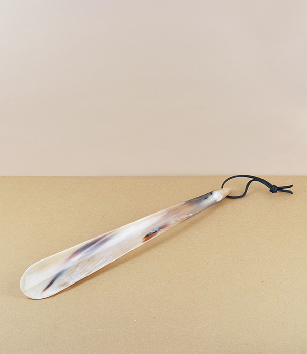Ox-horn shoe or boot horn, long