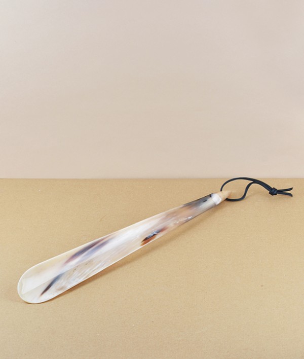 Ox-horn shoe or boot horn, long
