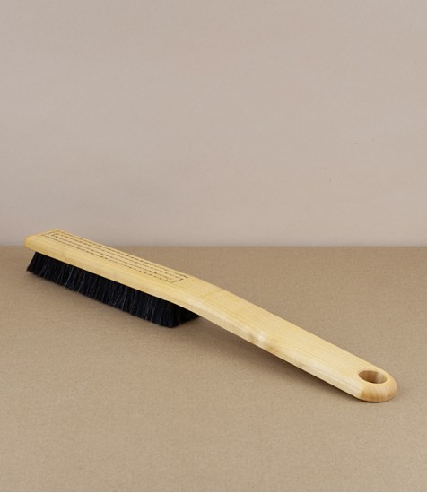 Iris Hantverk Long-Handled Clothes Brush