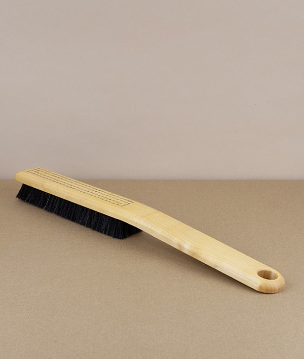 Iris Hantverk Long-Handled Clothes Brush