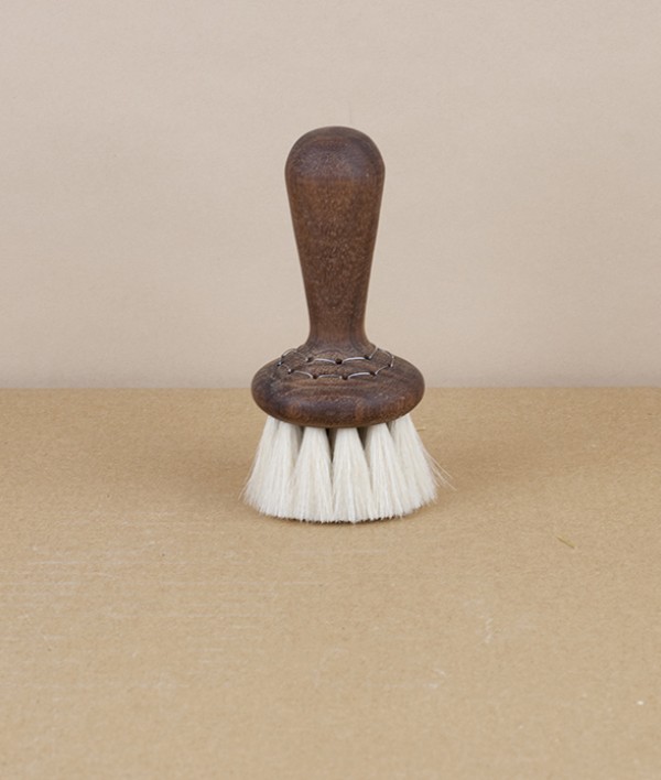 Swedish standing face brush for dry use, Walnut and Goat Hair