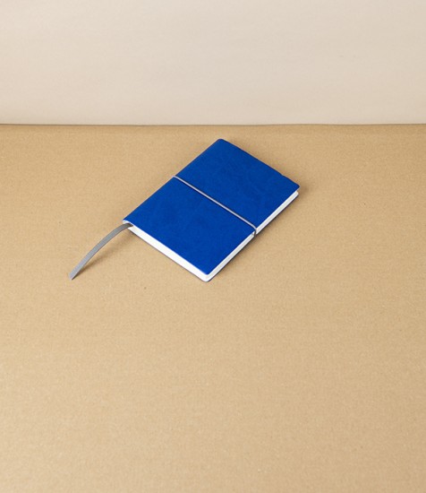 Italian Weekly Pocket Diary with Elastic, 2026, Blue
