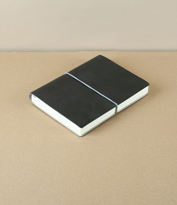 Italian notebook with elastic, A5, Dotted, Black