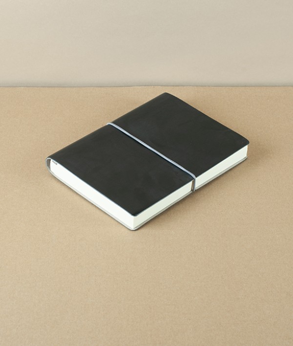 Italian notebook with elastic, A5, Dotted, Black