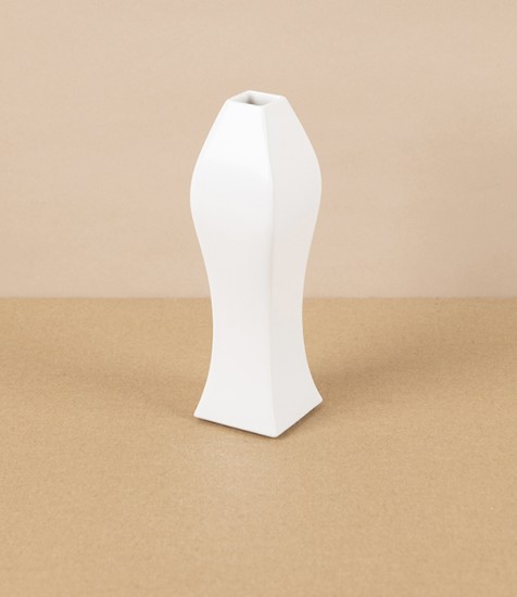 Japanese Porcelain Flower Vase, ‘Shimentori’