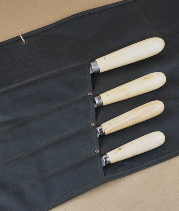 Spanish four knife set with roll