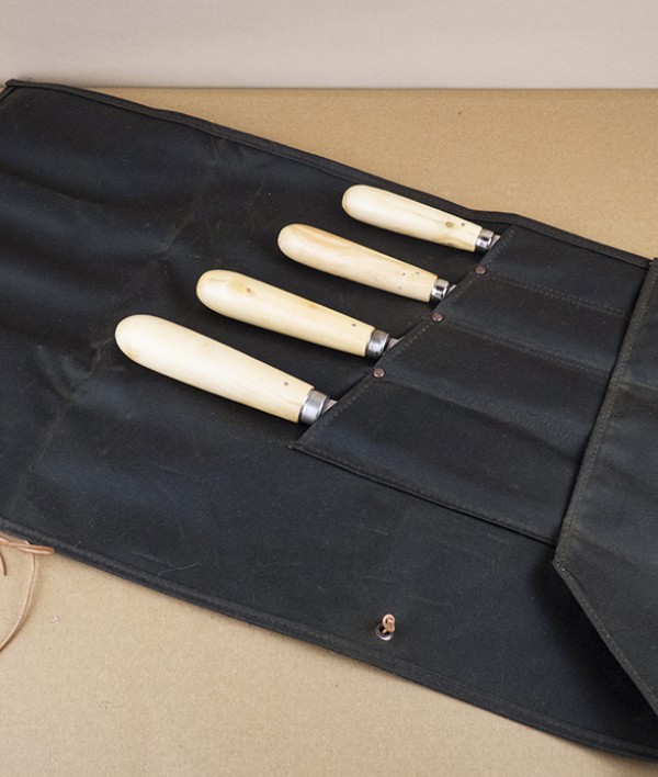 Spanish four knife set with roll