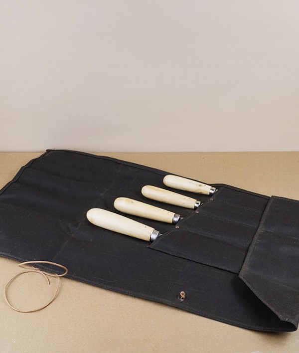 Spanish four knife set with roll