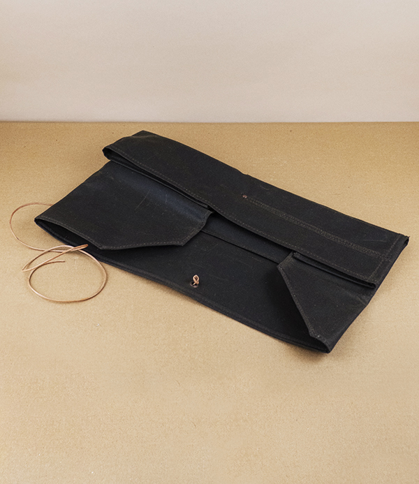 Spanish four knife set with roll
