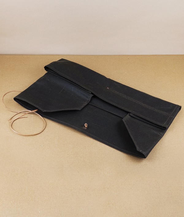 Spanish four knife set with roll