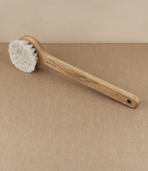 Lovisa bathing brush, oiled oak & horsehair