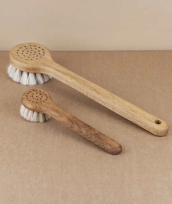 Lovisa bathing brush, oiled oak & horsehair