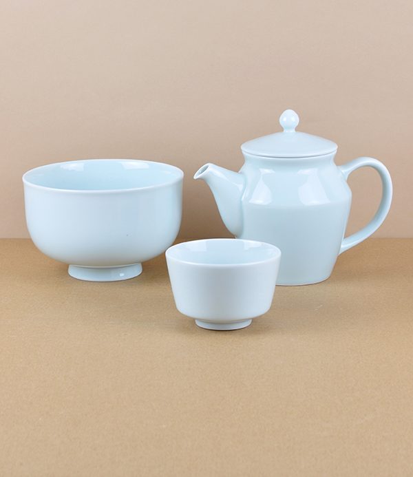 Mizu-mizu Japanese porcelain teapot, Blue