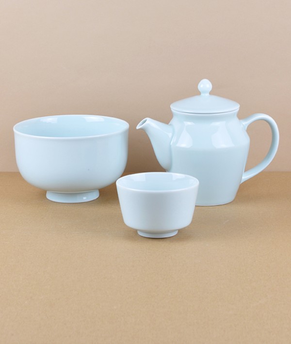 Mizu-mizu Japanese porcelain teapot, Blue