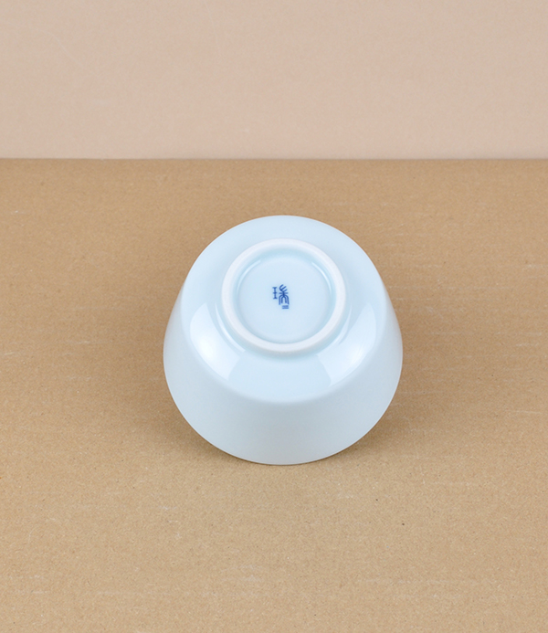 Mizu-mizu Japanese porcelain tea bowl, Blue