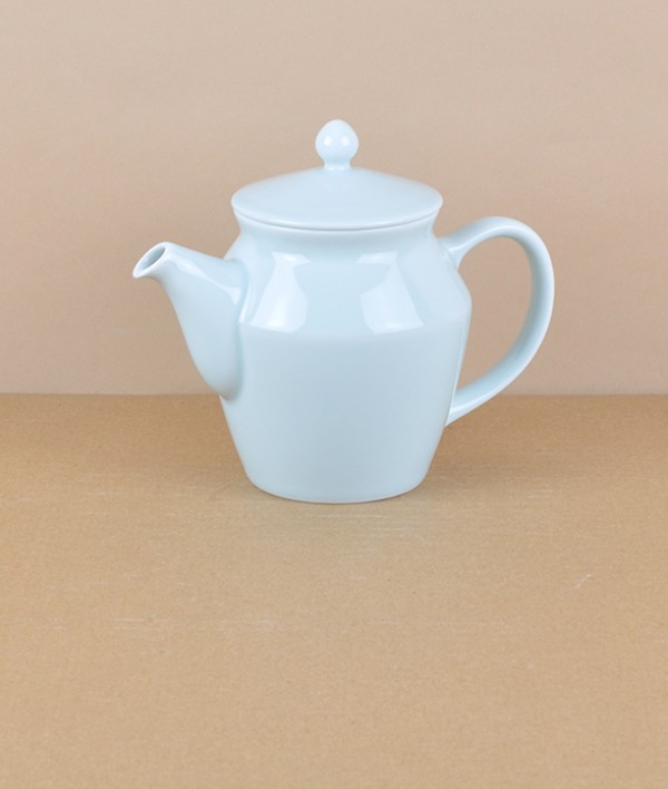 Mizu-mizu Japanese porcelain teapot, Blue