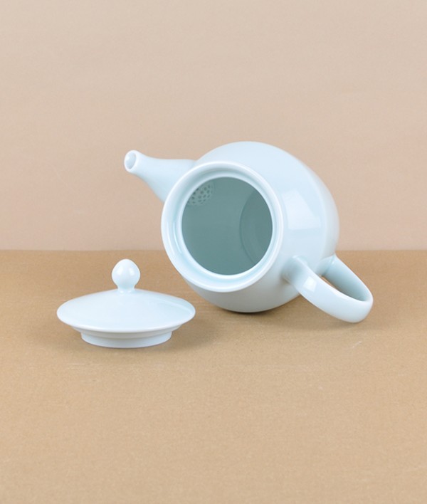 Mizu-mizu Japanese porcelain teapot, Blue