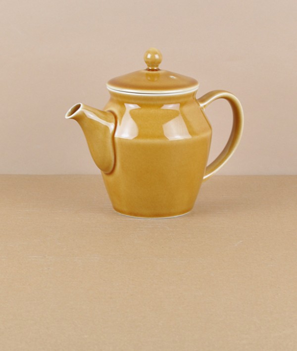 Mizu-mizu Japanese porcelain teapot, Ochre