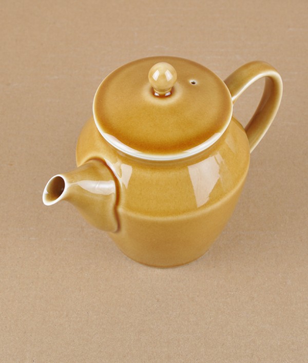 Mizu-mizu Japanese porcelain teapot, Ochre