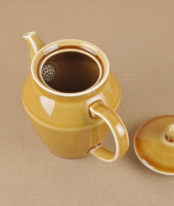 Mizu-mizu Japanese porcelain teapot, Ochre