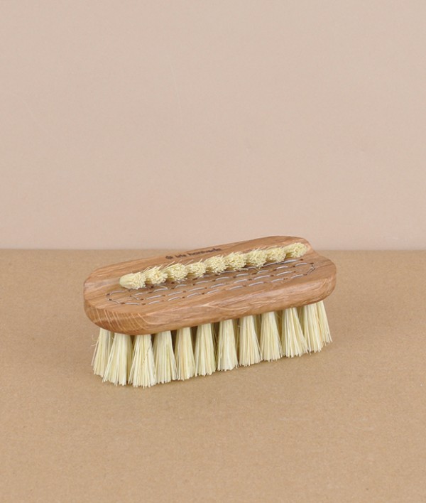 Swedish Lovisa nail brush, oak & tampico