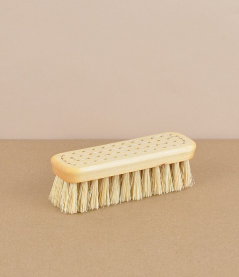 Swedish nail brush, oiled maple & tampico