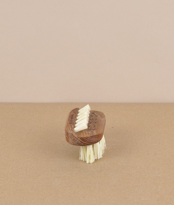 Swedish Lovisa travel nail brush, oak & tampico