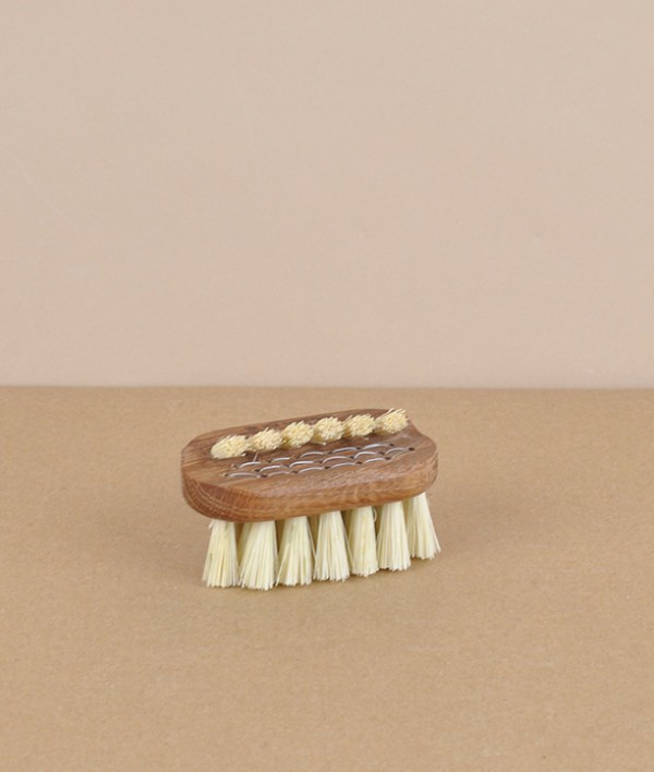 Swedish Lovisa travel nail brush, oak & tampico