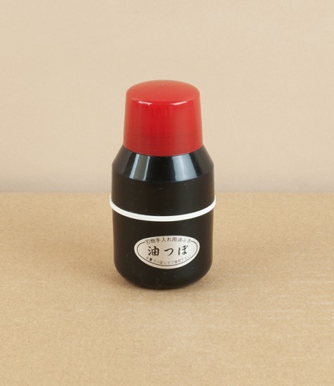 Japanese tool oil applicator with wadding