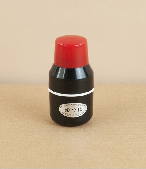 Japanese tool oil applicator with wadding