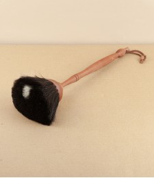 Duster with pearwood handle, dark goat hair