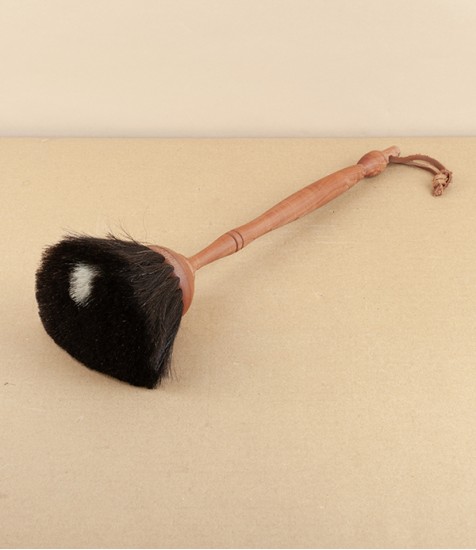Duster with pearwood handle, dark goat hair