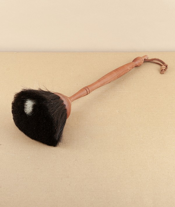 Duster with pearwood handle, dark goat hair