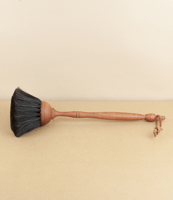 Duster with pearwood handle, dark goat hair