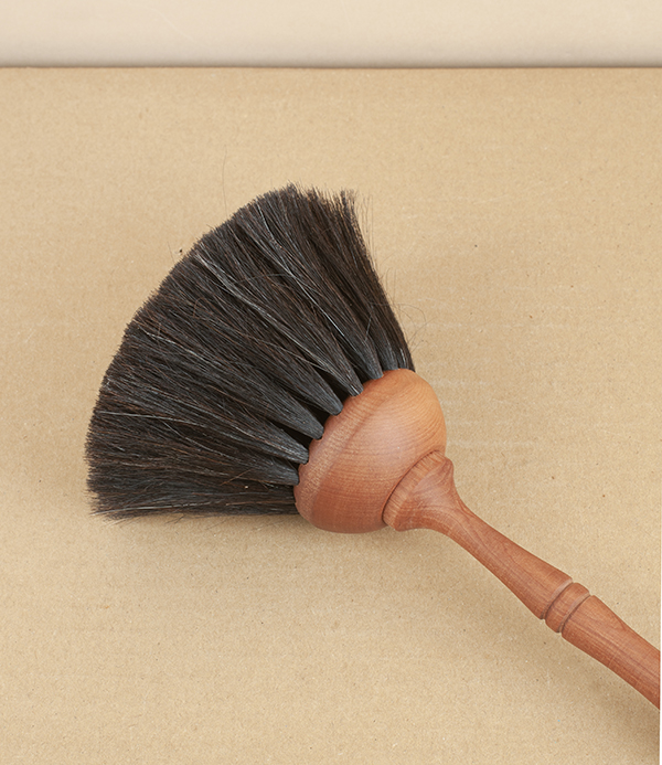 Duster with pearwood handle, dark goat hair