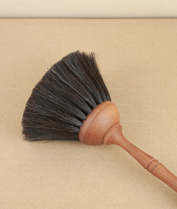 Duster with pearwood handle, dark goat hair