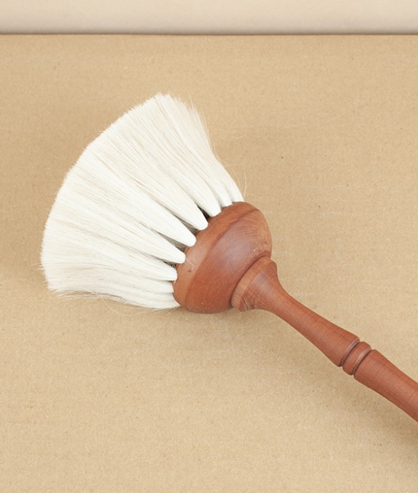 Duster with pearwood handle, light goat hair