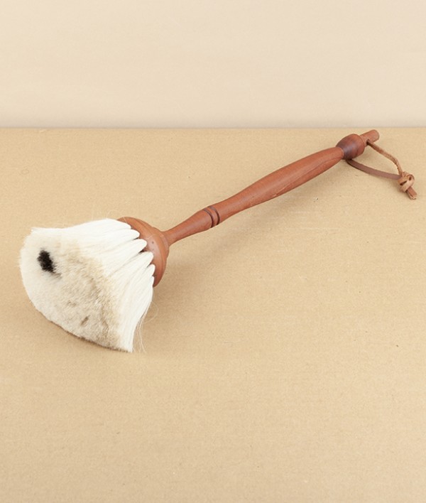 Duster with pearwood handle, light goat hair