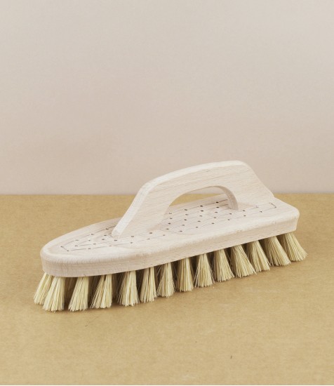 Scrubbing brush with handle, tampico fibre