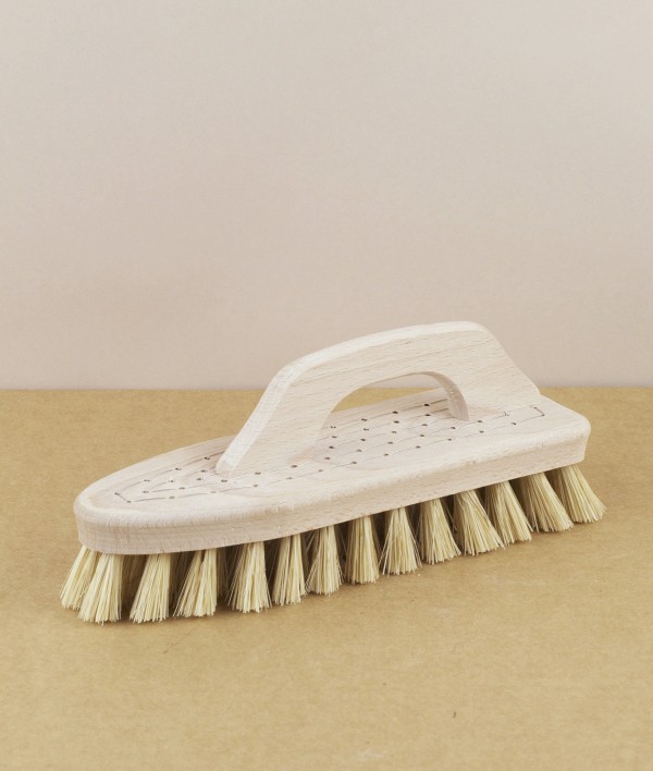 Scrubbing brush with handle, tampico fibre
